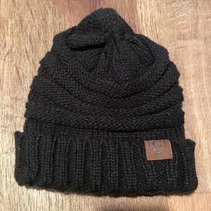 Women’s black beanie